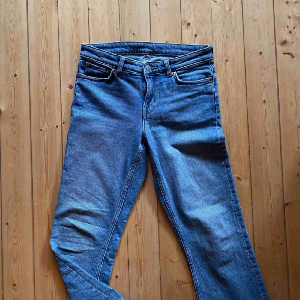Jeans från Weekday i croppad längd. Mjuka och sköna men i ”ordentligt” jeanstyg. Frakt betalas av köparen 📦 tar swish 💕. Jeans & Byxor.