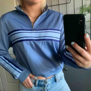  - En fin blå tröja som nästan är helt oanvänd