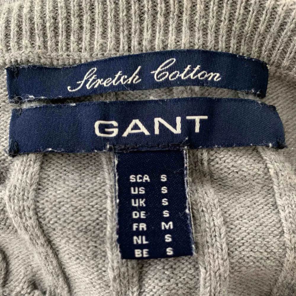 GANT Stretch Cotton Cable Crew tröja GRÅ. Nypris 1299kr, använd ca 4-5 gånger. Är i väldigt fint skick! Köptes för ungefär 3 år sedan.. Tröjor & Koftor.