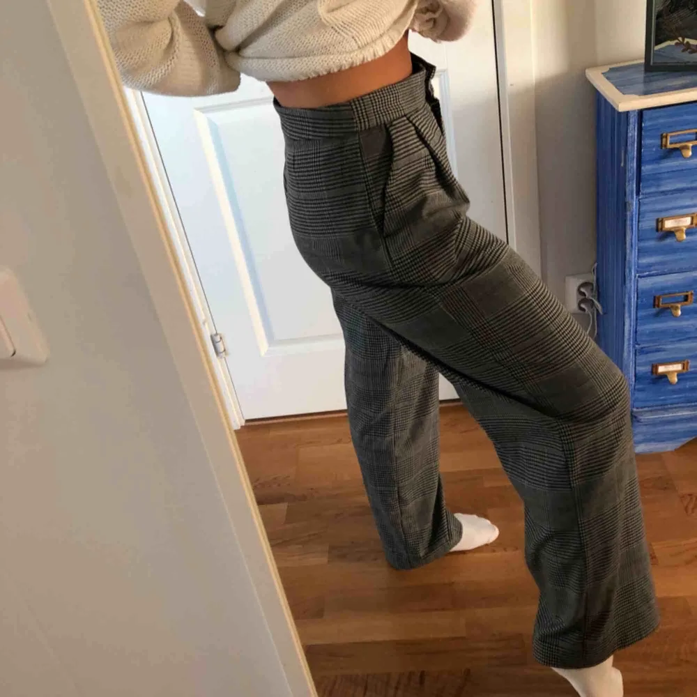 Jätte fina rutiga byxor som tyvär inte passar mig längre💕 knappt använda så de finns inga tecken på slitningar. Kan kanske mötas i Stockholm . Jeans & Byxor.
