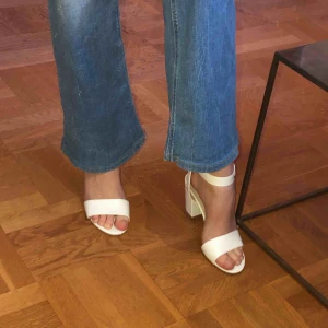  - Vita klackskor i storlek 39 från Din Sko. Köpta 2016 men använda två gånger då jag inte är nån höjdare på att gå i klackar!😂 Möts upp i Stockholm! Skriv vid intresse eller mer info!😁