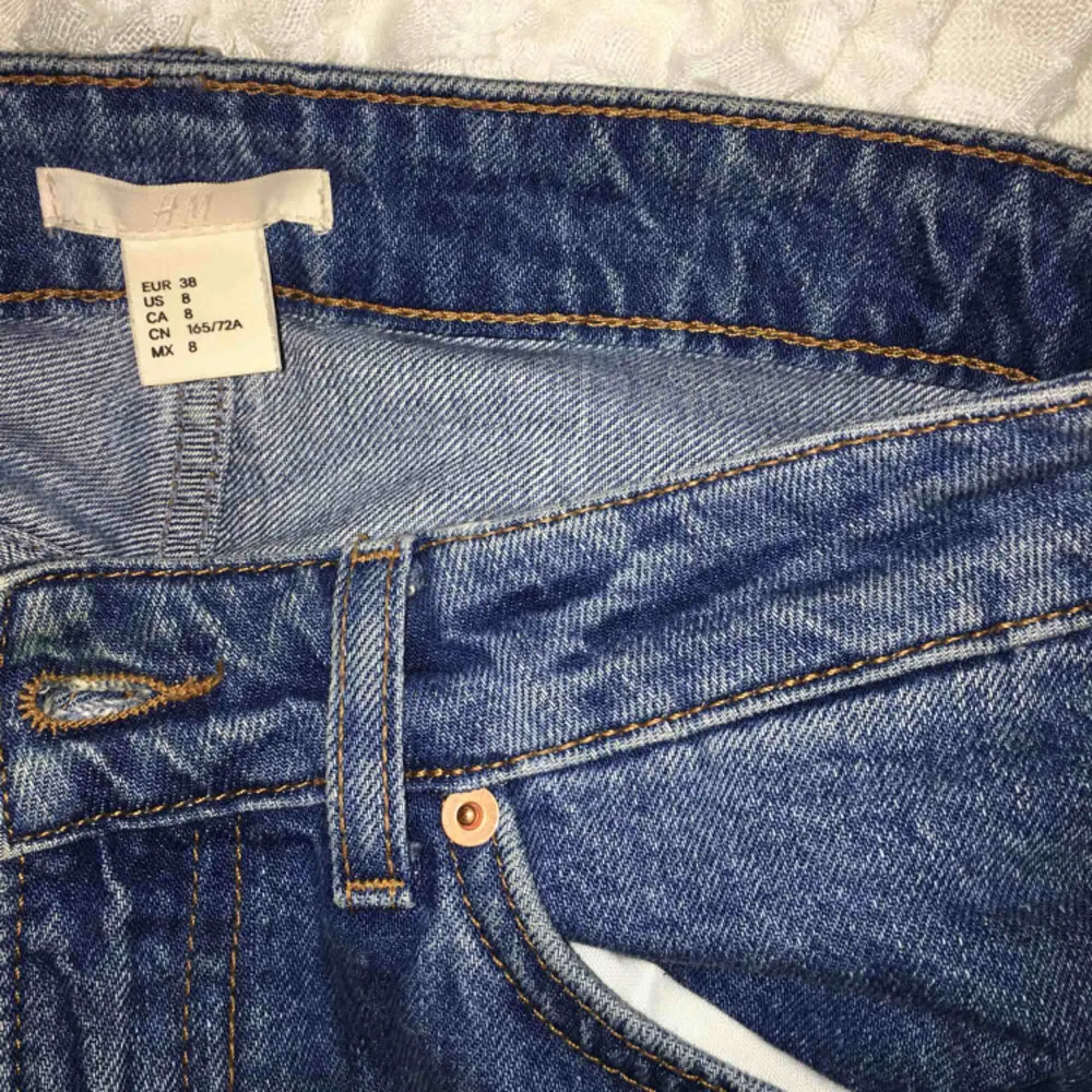 Jättesnygga jeans från HM i en rak/lite bootcut modell🌙🌙 Har en ”söm” längst med benen som gör de lilla extra✨ svin snygga! . Jeans & Byxor.