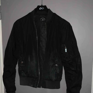  - bomberjacka från crocket i storlek xs men mer som S!