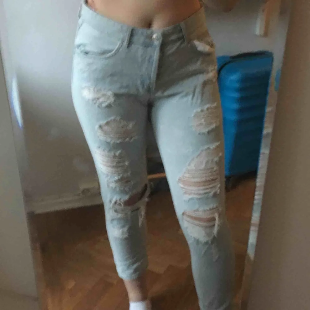 Skitsnygga boyfriend jeans med hål.. Jeans & Byxor.