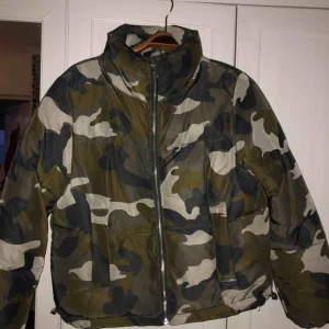  - Militärjacka från HM i storlek 32, passar även en 34. Använd men i mycket mycket fint skick!  Kan mötas upp i centrala Göteborg eller på Hisingen! Köparen står annars för frakten (100kr). 