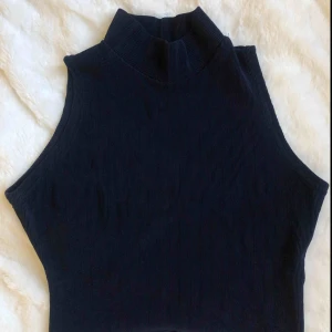  - Superfint linne med polo, mörkblått & ribbat i superbra skick! Finns i Malmö. Kontakta mig för fler bilder :)