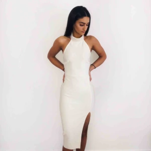  - Jättefin middagsklänning som är figursydd och har en slits. Aldrig använda och i helt nyttskick!!💕💕