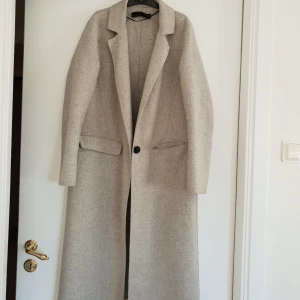  - Superfin ljusgrå kappa från Zara. Inköpt förra hösten & använd ytterst få gånger. Nypris 800 kr.😊