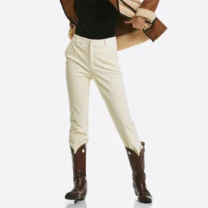  - Superfina cremevita flare Manchesterbyxor från Bikbok! Så fin passform, tighta vid rumpa och lår och lite utsvängda nertill. Slutsålda överallt. Oanvända med lappen kvar. Säljes pga för stora för mig.💕