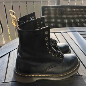  - Veganska Dr. Martens i modell 1460. Säljer dessa eller byter mot en 38. Bra skick, knappt använda pga fel storlek. Kan mötas eller så står köparen för frakt.