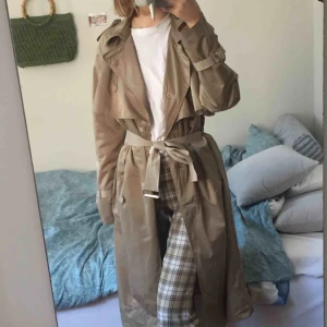  - Beige kappa/trenchcoat från J.Lindeberg. Topp skick och kvalité. Skickar mer bilder vid intresse. Möts på södermalm. Frakt tillkommer 💞💞💞