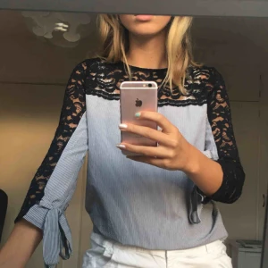  - Riktigt snygg marinblå blus från Zara. Använd ett fåtal gånger men i riktigt bra skick. Köparen står för frakten