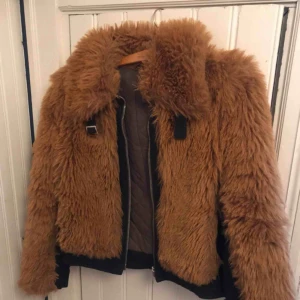 - Cool fluffig fuskpäls jacka i kastanjebrun🤘 Perfekt till hösten! Kan tänka mig att den passar både S och M 