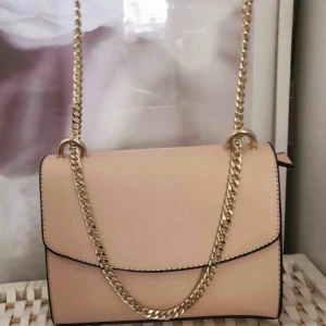  - Supersöt ljusrosa väska med guldkedja som aldrig kommit till användning eftersom jag har en annan liknande. 