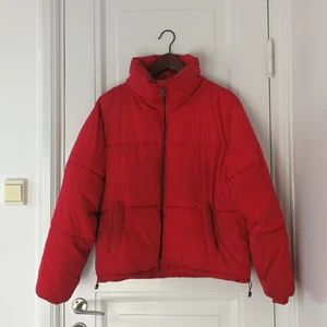 Röd jacka - NAJS röd "dun"jacka. Vill inte sälja egentligen 🙈 superfin! Använd mycket men med omsorg. Vaddet i kragen är typ "neddämpat" men ingenting som syns när man har på sig. Men - därav priset 🌼😊