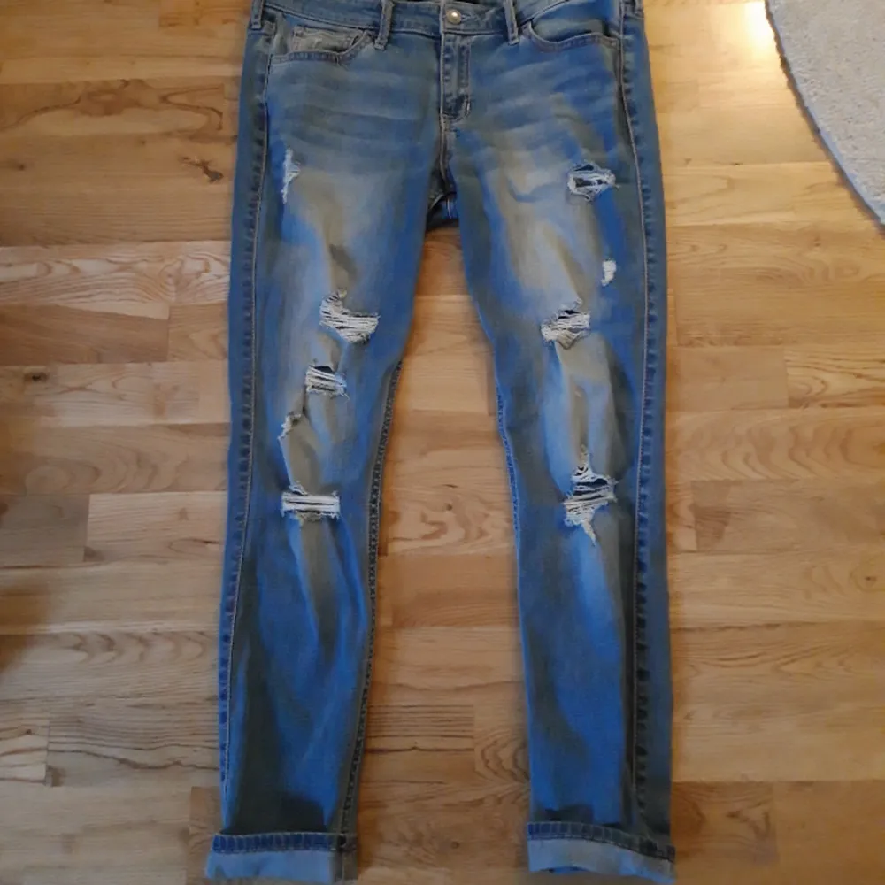 Säljer nu mina älskade hollister jeans tyvärr använder jag inte dom därför säljs de, ordinarie pris 599 men säljer för 199kr!! Passa på. Shorts.