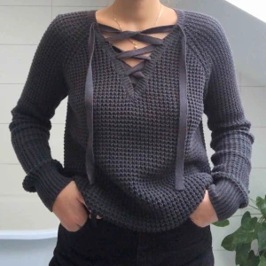  - Stickad mörkgrå tröja från Vila som är superskön och mjuk! Knytningar där fram som går att justera. Använd ett fåtal gånger.