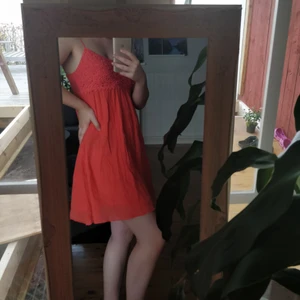  - Pris: 60kr (frakt ingår!) Suuupersöt sommarklänning perfekt att använda som en enkel klänning eller bara slänga på sig ovanpå bikinin! Färgen är orange/röd/rosa! Storlek 34 med justerbara band. Använd 2 gånger. Skriv om du har några frågor! :)