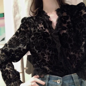  - Snygg blus med spets/volanger. Mönstrat sheer tyg.  