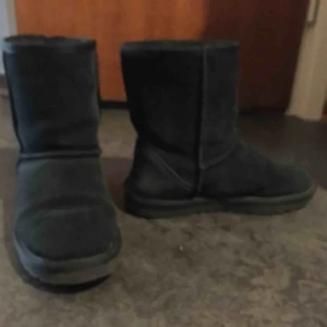  - Uggs liknande supersköna skor i bra skick. Säljs då de är ngt för stora för mig som har38