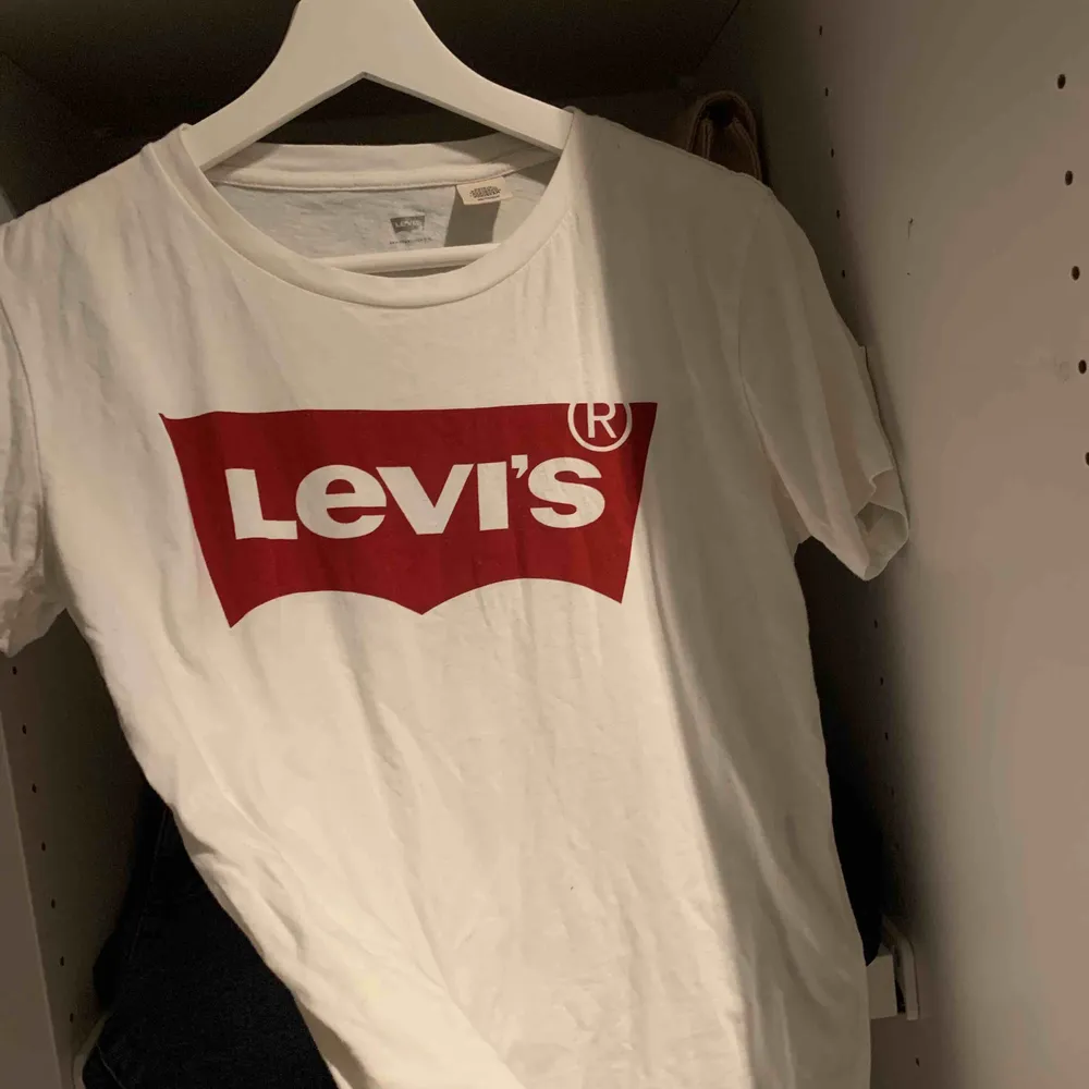 T-shirt från Levis, inte använd mer än två ggr så i nyskick!. T-shirts.