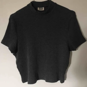  - Superbra ribbad croptop från weekday! Superfin till skinnjacka🥥