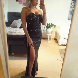  - Festklänning Strl M. (Passar S också) Haft vid ett tillfälle. Köpt för 4000kr från Nelly, säljer för 900kr