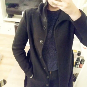  - Höstkappa från Filippa K. Inköpt för 2 år sedan för 3200 kr. Sparsamt använd. Finns inga tecken på använd. I nytt skick. Går till strax ovanför knäna på mig (174 cm lång).