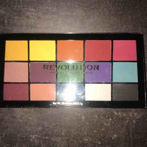  - Ögonskugga palett från REVOLUTION  enbart den mörkblå som är testade 1 gång annars oanvänd.  Frakt EJ inkluderat i priset
