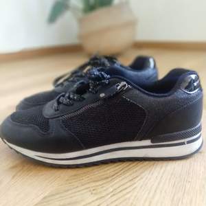 Svarta sneakers (graceland) i storlek 40. Kan fraktas då köparen står för frakten.🌷