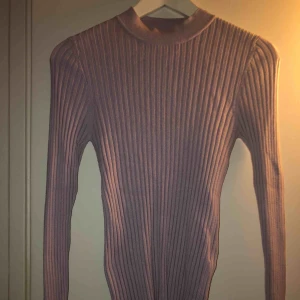  - Fin lavendel färg med lätt turtleneck från GinaTricot. 