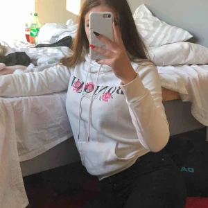  - världens gulligaste hoodie!! vit hoodie med rosa blommor med texten ”bonjour mon amour”. köpt april 2018 i skottland, perfekt kvalitet och håller värme bra! säljs pga. minskat intresse för stilen. 
