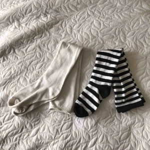  - Overknee Socks🖤 de vita är lite genomskinliga men annars jätte fina, aldrig använda, frakt tillkommer
