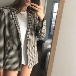  - Supersnygg kavaj från H&M som tyvärr inte kommer till användning. Perfekt att ha nu till hösten. Endast använd ett fåtal gånger så i superfint skick. Möts upp i Göteborg, annars står köpare för frakten.