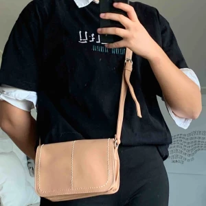  - Ljusrosa axelväska. Mer rättvis bild av färgen på andra bilden. Finns att hämta i Åkersberga eller frakt 25kr :)