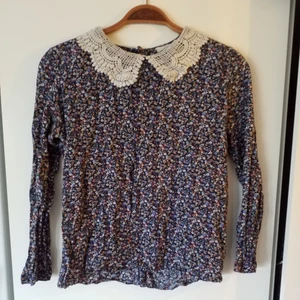  - Fin tunn blus med virkad krage