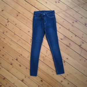 Stretch och shaping jeans/jeggings från Calzedonia.  Deras basic kollektion så de är aldrig på rea. Nya kostar 359kr. Mörk blå med back fickor. Medelhög midja.  