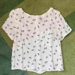  - Fin kort topp med knappar i ryggen från H&M.