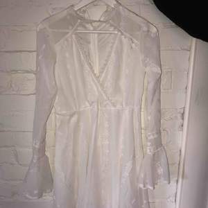 Superfin vit klänning med vackert tyg och detaljer, perfekt till studenten. Är lite liten i storlek