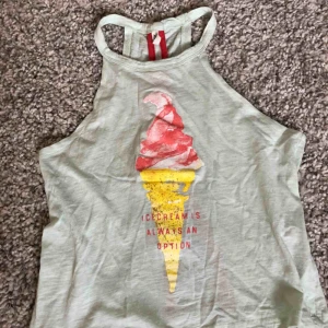  - Mintgrön croppat linne från Only med skurning i ryggen. Mycket fint skick!