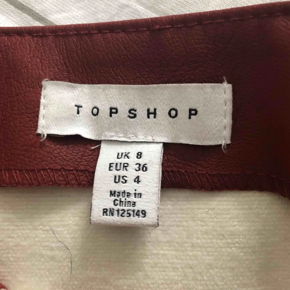 Maroon A-line mini fusk skinn kjol från Topshop i UK8. Kjolar.