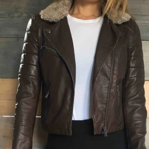  - Fodrad höstjacka med krage. I bra skick. Kan skickas vid behov, finns annars att hämtas i Vasastan.