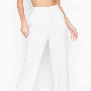  - Kostymbyxor från Nelly som tyvärr är för stora för mig, därav aldrig använda. Originalpriset är 399 kr på deras hemsida. Köparen står för frakten :)