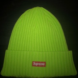  - supreme mössa (lime) köpt i new york. ett måste nu till... när som helst! för mössa kan man ha när som🕺🏼🎉