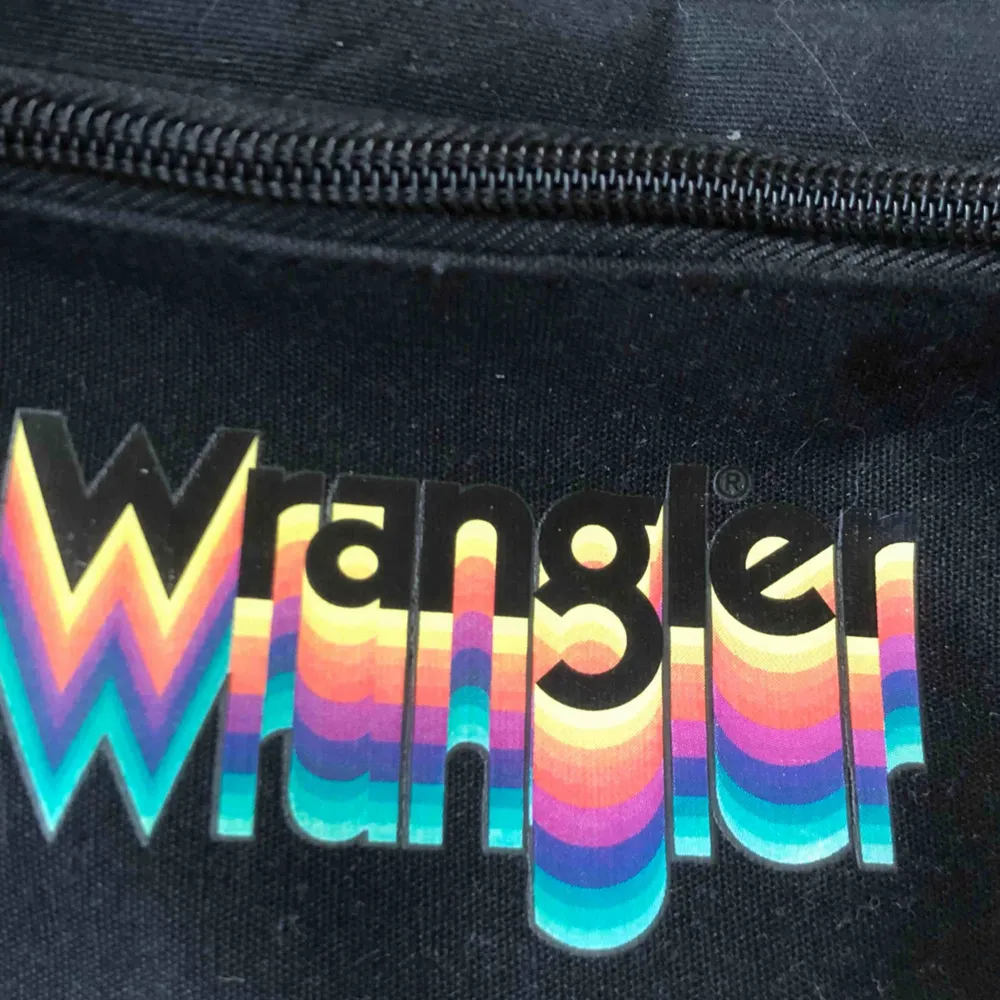 Cool magväska från Wrangler! Har knappt använt den så den är som ny! Köpare står för frakt 💖. Väskor.