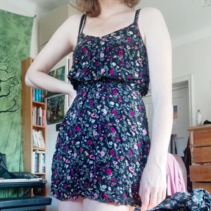  - Söt klänning med superfint blommönster! Något kort för mig och vad jag är bekväm med, är 170.    Går att hämta på södermalm    Kan tänka mig frakta, men fraktpris tillkommer