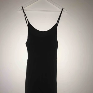  - Svart maxi klänning. Använd ett fåtal gånger, syns dock inte att den är använd. 