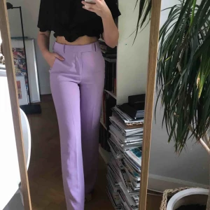  - Världens finaste ljuslila kostymbyxor från Zara💜💞💗💕 ger illusionen av superlånga ben och får alltid massa komplimanger när jag haft på mig dessa 💖 använda men i jättebra skick 💞 frakt tillkommer, skriv om du har några frågor 