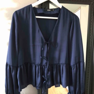  - Mörkblå, superfin blus från BikBok i storlek M. Använd ca 2 ggr✨Snörning på 3 ställen så jag skulle rekommendera att ha ett linne under <3