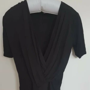  - Knappt använd t-shirt body från vero moda, jätteskön i materialet! 🌈 Kan skicka fler bilder vid intresse! Håller på att rensa inför en flytt, kommer att lägga upp massa kläder för ett billigt pris. Kan samfrakta och det går även bra att hämta det på söder i Stockholm där man kan fynda mer hemma hos mig! 🌟